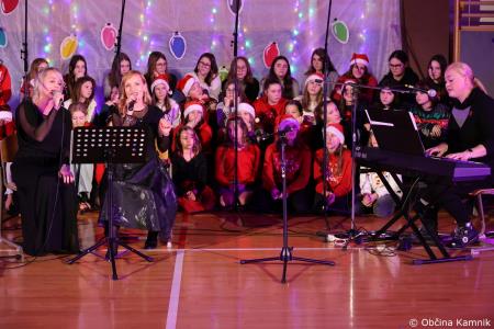 Miklavžev koncert na Osnovni šoli Toma Brejca napolnil telovadnico do zadnjega kotička (60)